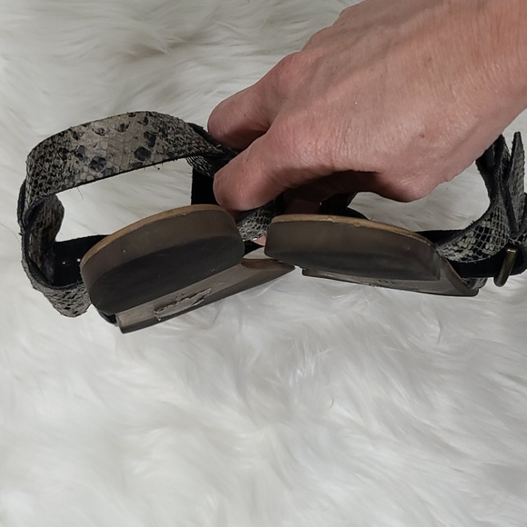 Urban Outfitters Sandals Size 10 Gray Snake Print Flats Comfort Fit Everyday - Picture 5 of 5